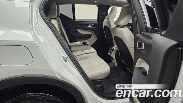 Volvo XC40 2023 — фото 12 из 20