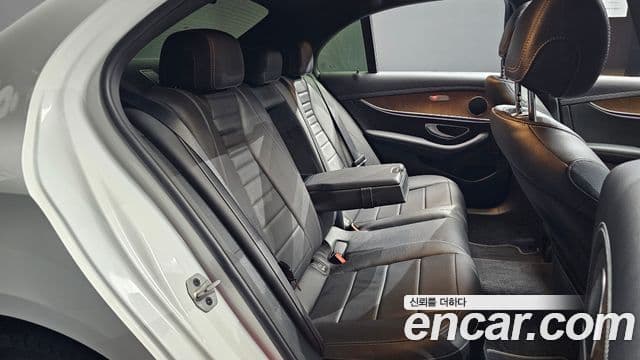 Mercedes-Benz E-Class 2020 — ფოტო 12/20