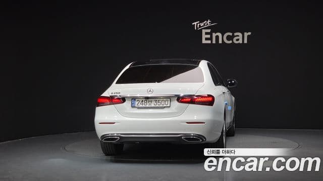 Mercedes-Benz E-Class 2021 — фото 4 из 20