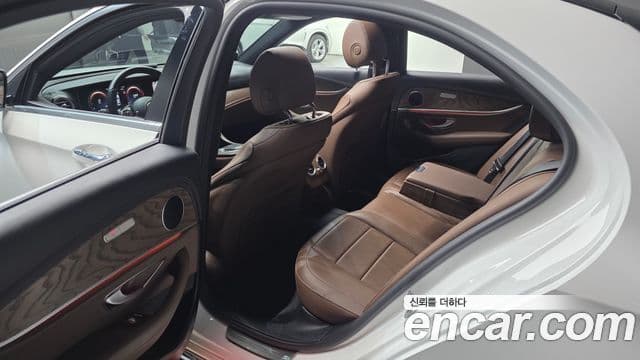 Mercedes-Benz E-Class 2021 — фото 11 из 20