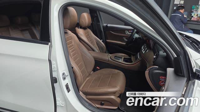 Mercedes-Benz E-Class 2021 — фото 12 из 20