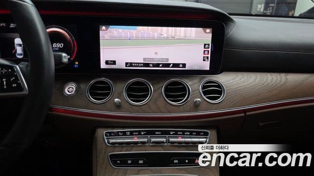 Mercedes-Benz E-Class 2021 — фото 16 из 20