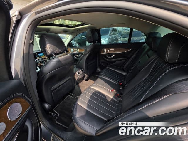 Mercedes-Benz E-Class 2018 — фото 11 из 20