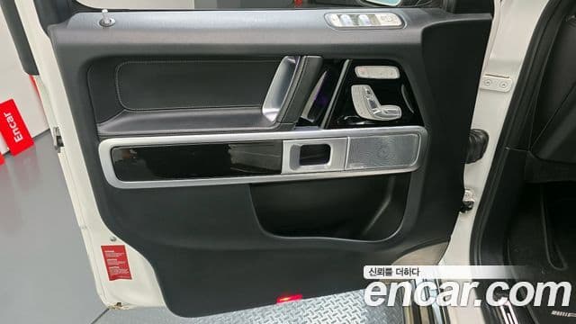 Mercedes-Benz G-Class 2023 — Photo 29/33