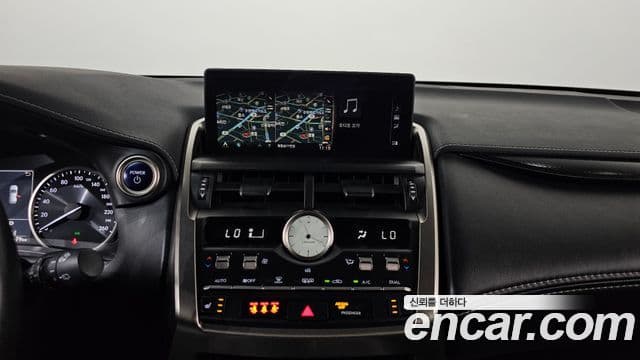 Lexus NX300h 2018 — Şəkil 13/20