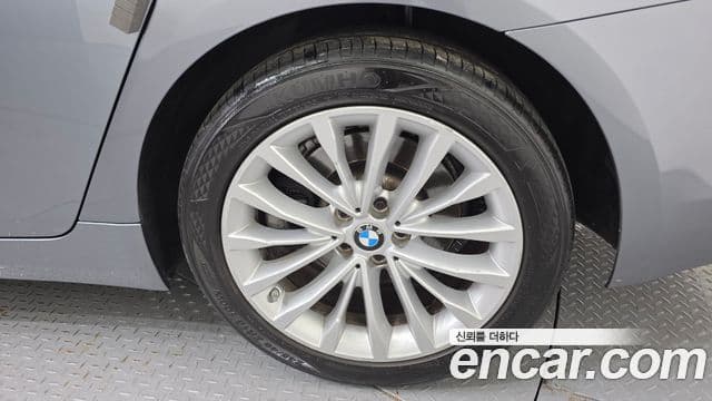 BMW 5 Series 2018 — Photo 27/32