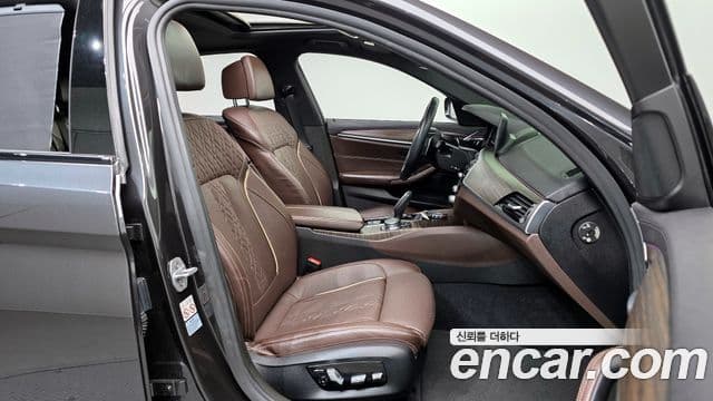 BMW 5 Series 2018 — Şəkil 11/20