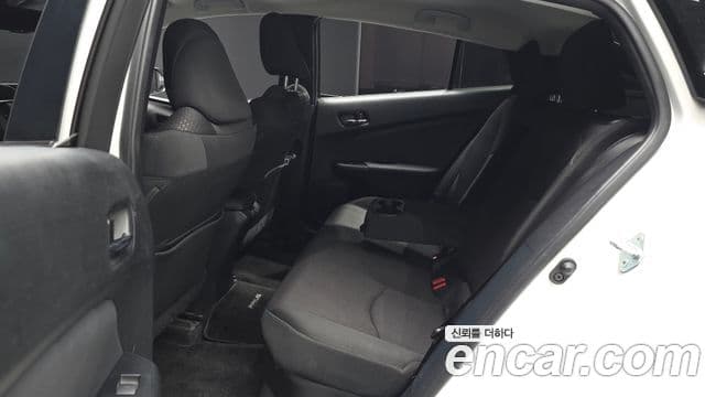 Toyota Prius 2021 — Şəkil 13/20