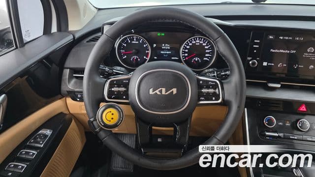 Kia Carnival 2023 — ფოტო 14/20