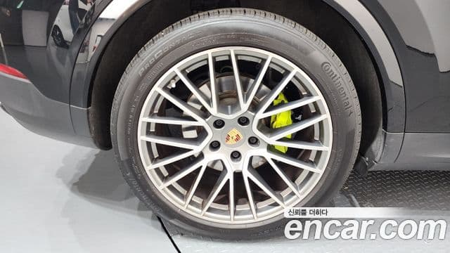 Porsche Cayenne 2023 — ფოტო 5/20