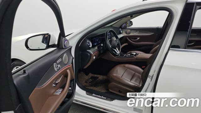 Mercedes-Benz E-Class 2018 — фото 9 из 20
