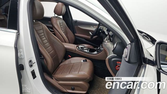 Mercedes-Benz E-Class 2018 — фото 11 из 20
