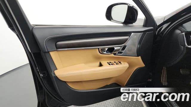 Volvo V90 Cross Country 2018 — Photo 29/32