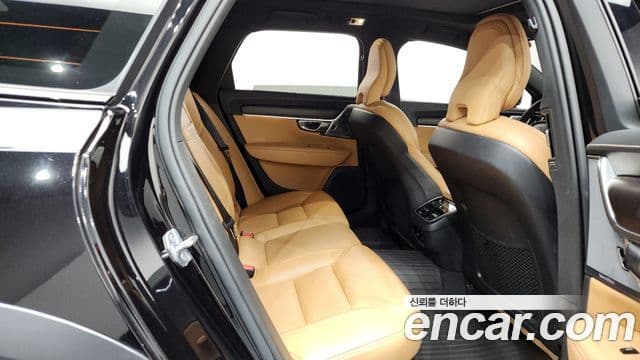 Volvo V90 Cross Country 2018 — Photo 17/32