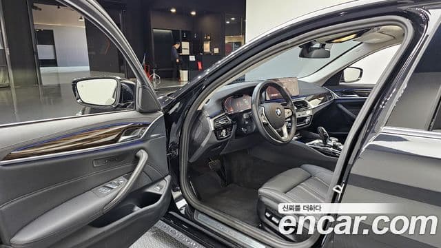 BMW 5 Series 2023 — ფოტო 10/20