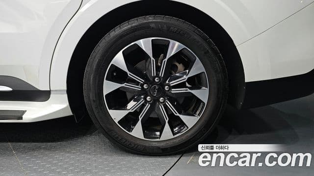 Kia Carnival 2021 — ფოტო 17/32