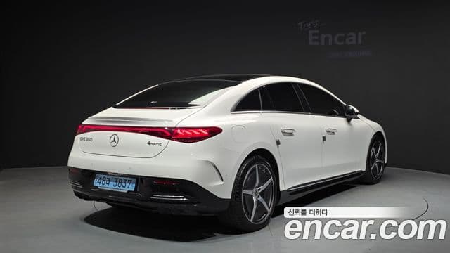 Mercedes-Benz EQE 2023 — ფოტო 18/20