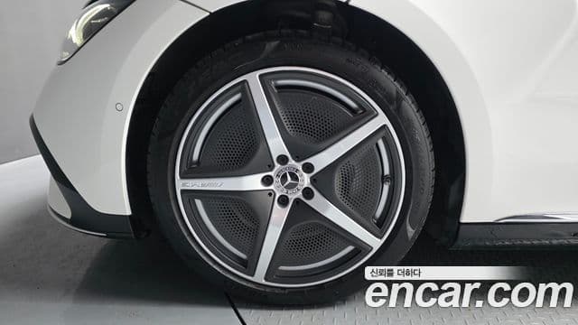 Mercedes-Benz EQE 2023 — ფოტო 15/20
