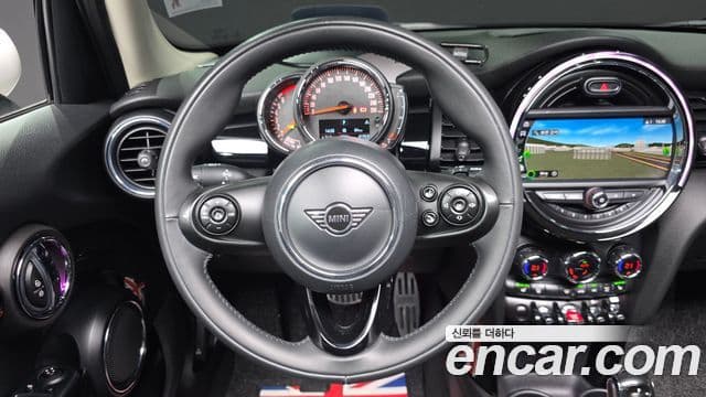 Mini Cooper 2020 — ფოტო 27/31