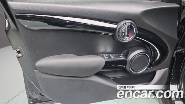 Mini Cooper 2020 — ფოტო 20/31