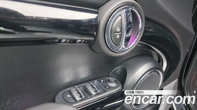 Mini Cooper 2020 — ფოტო 16/31