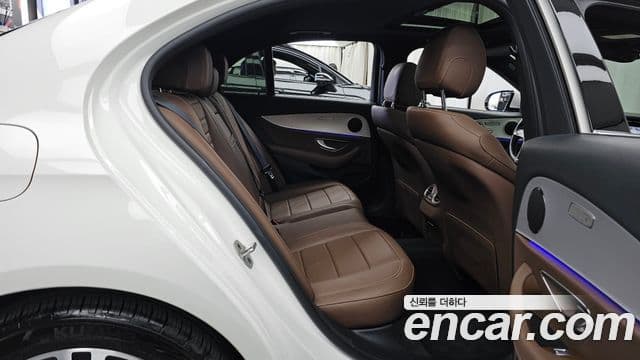 Mercedes-Benz E-Class 2021 — фото 12 из 20