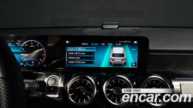 Mercedes-Benz GLB-Class 2022 — ფოტო 17/20