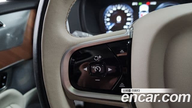 Volvo XC90 2019 — ფოტო 17/20