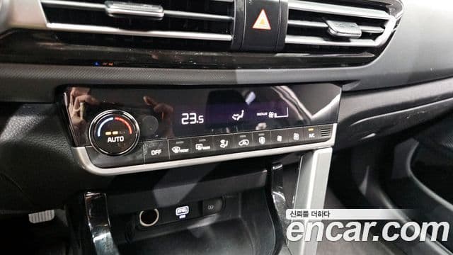 Kia Seltos 2021 — ფოტო 17/20
