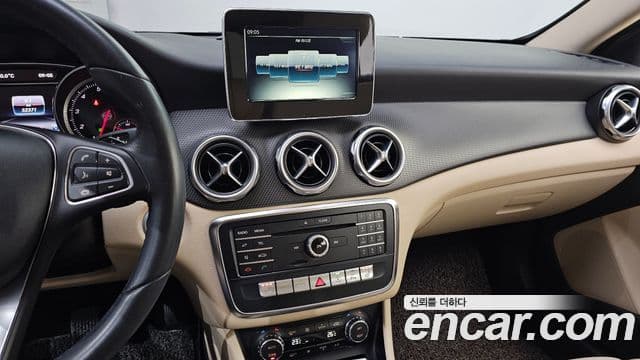 Mercedes-Benz GLA-Class 2018 — Фото 14/20