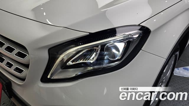 Mercedes-Benz GLA-Class 2018 — Şəkil 12/30