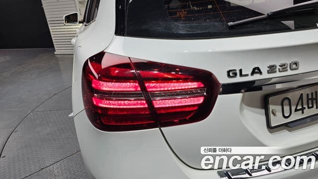 Mercedes-Benz GLA-Class 2018 — Şəkil 27/30