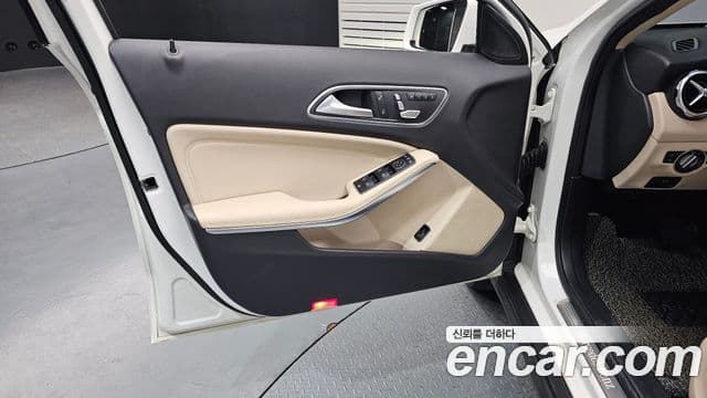 Mercedes-Benz GLA-Class 2018 — Şəkil 15/30
