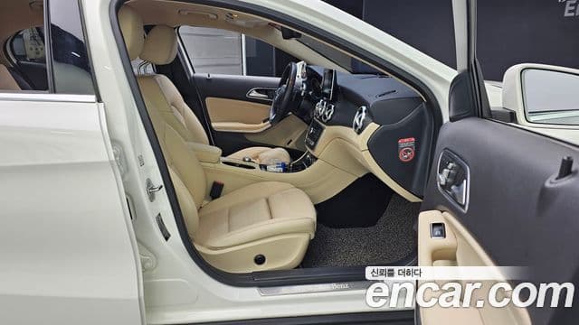 Mercedes-Benz GLA-Class 2018 — Şəkil 25/30