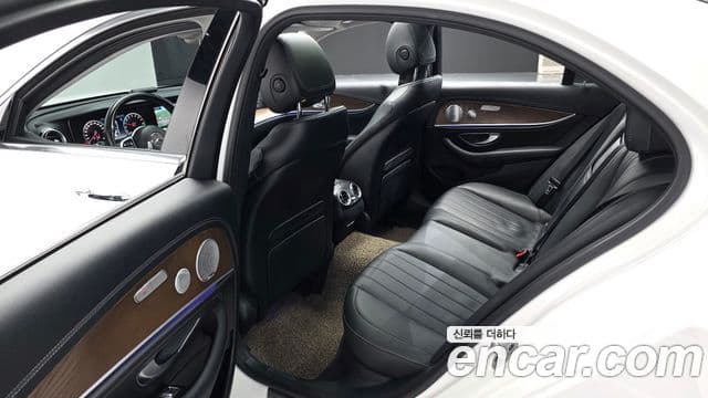 Mercedes-Benz E-Class 2019 — фото 12 из 20