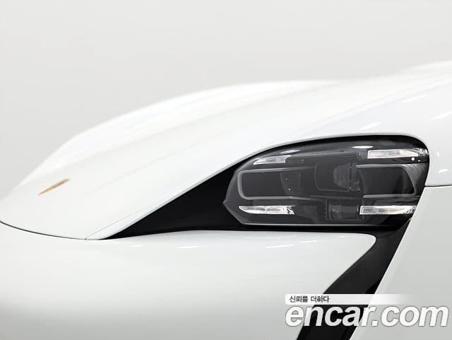 Porsche Taycan 2023 — Photo 1/19