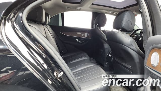 Mercedes-Benz E-Class 2019 — Фото 12/20