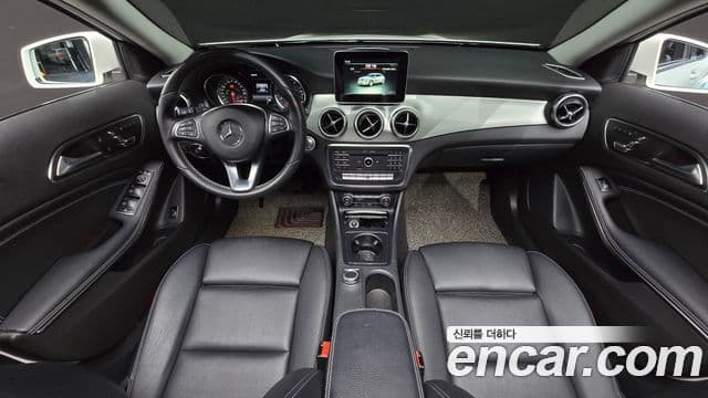Mercedes-Benz GLA-Class 2018 — Şəkil 7/20