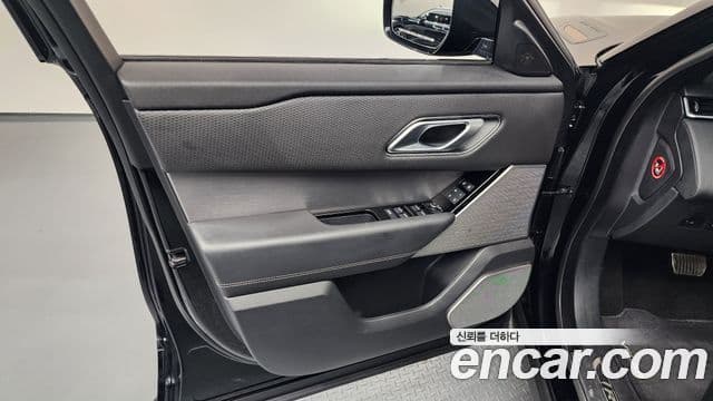 Land Rover Range Rover Velar 2021 — Photo 24/39