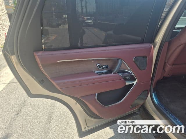 Land Rover Range Rover 2025 — ფოტო 1/14