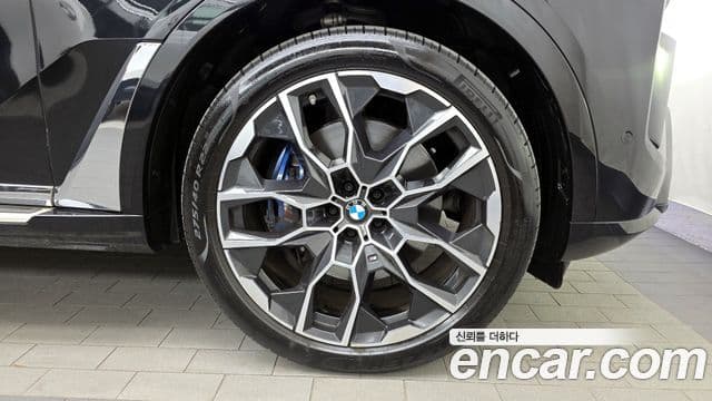 BMW X7 2024 — Photo 28/34