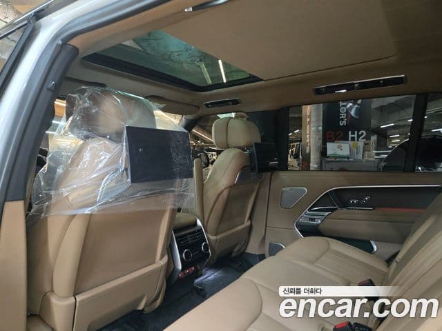 Land Rover Range Rover 2023 — фото 15 из 20