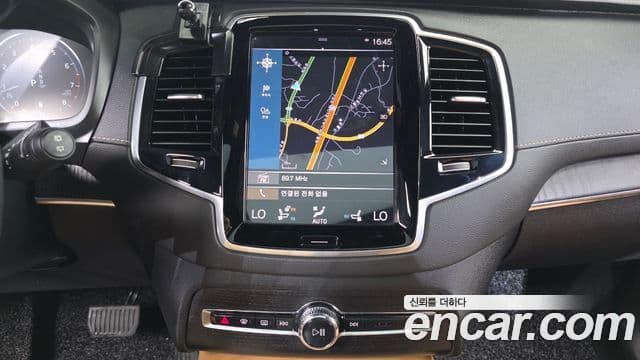 Volvo XC90 2022 — ფოტო 14/20