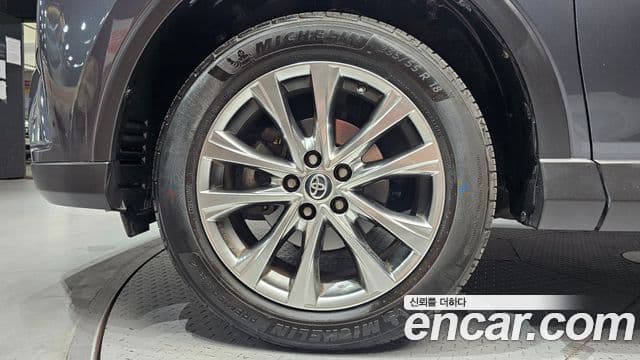 Toyota RAV4 2018 — ფოტო 5/20
