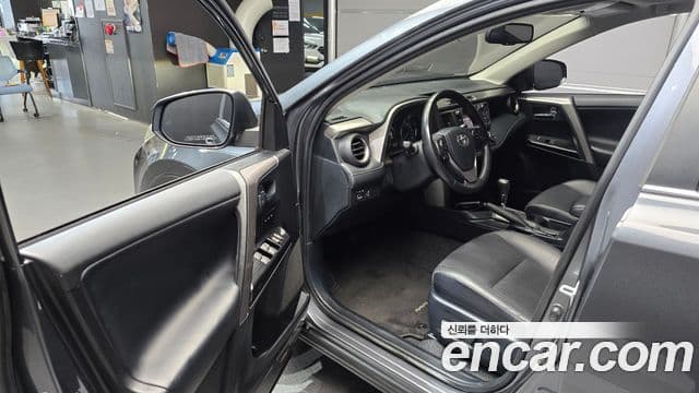 Toyota RAV4 2018 — ფოტო 10/20