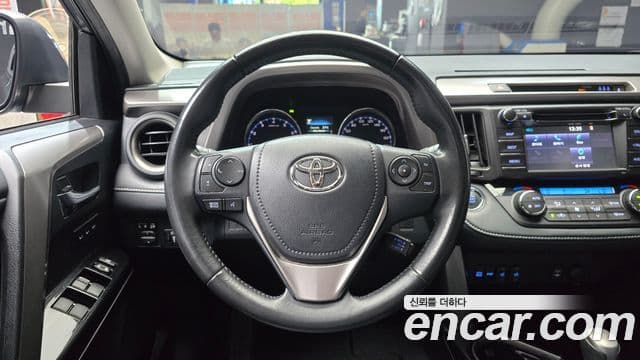 Toyota RAV4 2018 — ფოტო 13/20