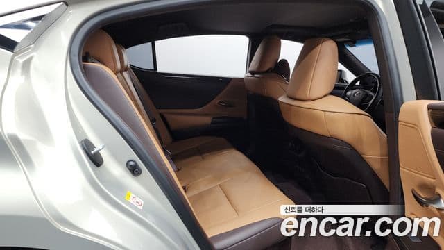 Lexus ES300h 2018 — Şəkil 10/20