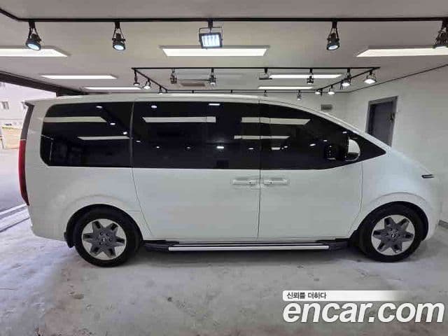 Hyundai Staria 2023 — ფოტო 5/19