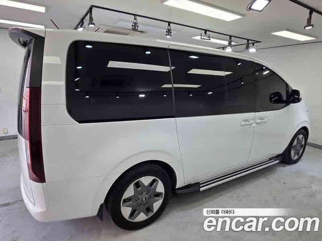 Hyundai Staria 2023 — ფოტო 10/19