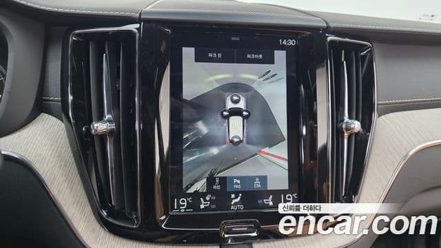 Volvo XC60 2019 — ფოტო 17/20